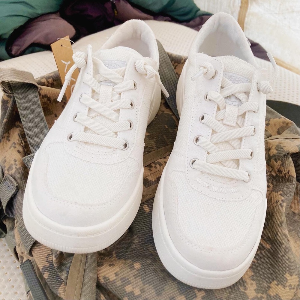 Brand New, Roxy Whites Trainer
